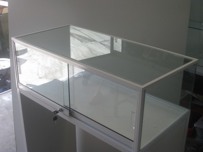 vitrina con puertas de vidrio y llave 