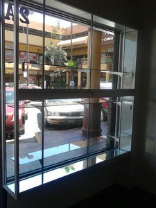 vitrina con repisas y mensulas 