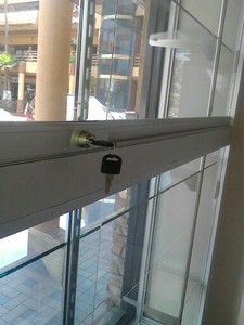 puertas de vitrina con llave