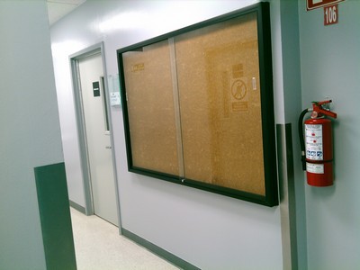 vitrina de pared, perfil negro 