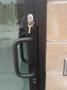 puerta comercial con chapa y llave 