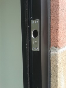 puerta comercial negra