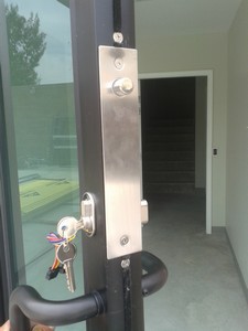 puerta comercial negra 