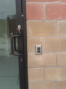 puerta comercial con control de acceso