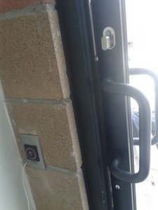 puerta comercial con control de acceso 