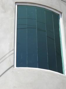 ventana fija con aluminio blanco y curva 