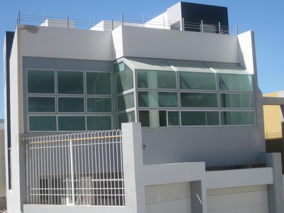 estructura de aluminio con fijos y vidrio 1/4 verde  y ventanas de proyeccion 