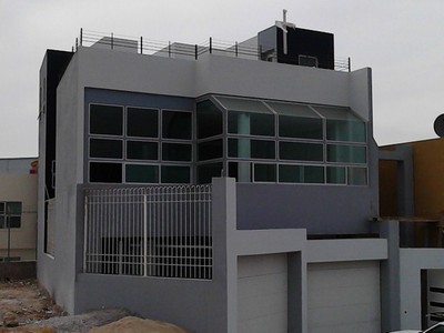 estructura de aluminio con ventanas fijas y proyeccion 