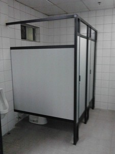 mamparas con tubular negro  y melamina blanca