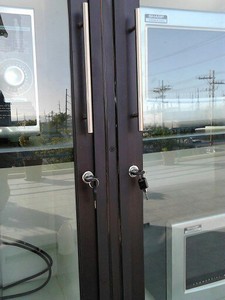 puerta comercial con jaladera tipo H y chapa