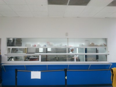 marco de aluminio con ventanas fijas y abatibles color blanco 