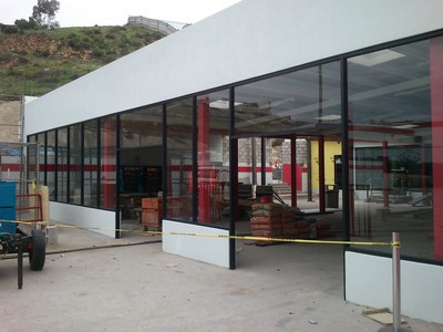 frente comercial negro con puertas abatibles y fijos 