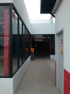 frente comercial negro 