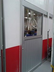 puerta corrediza con vidrio templado y duela  color natural 