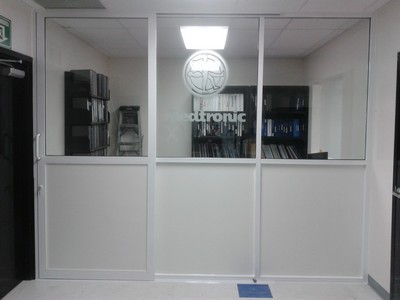 puerta corrediza con fijos , perfil blanco y logotipo arenado 