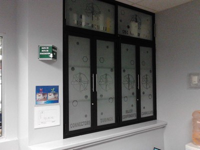 puertas arenadas con logotipo 