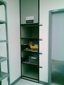 mueble con diviciones de melamina forrado en en angulo negro 