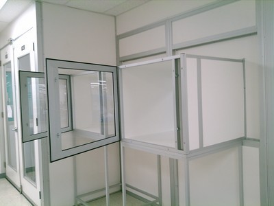 passroom con puerta abatible con acrilico de 1/4 y seguros 