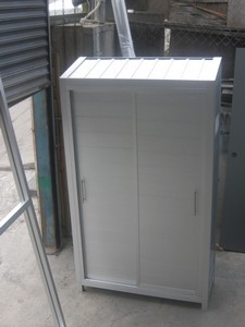 mueble de aluminio con puertas de duela y jaladeras tipo H 