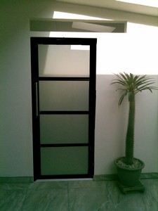 puerta de lujo negra con vidrio arenado 