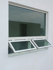 fijo con ventanas de proyeccion y vidrio verde