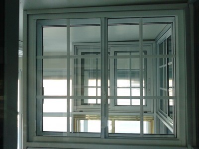 ventana california blanca con vista decorativa