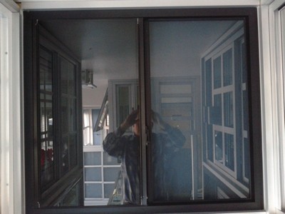 ventana vidrio transparente con aluminio negro 