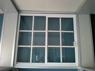 ventana lijera blanca con vistas decorativas